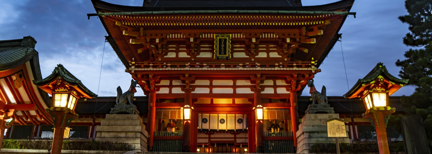Templo japonés iluminado de noche